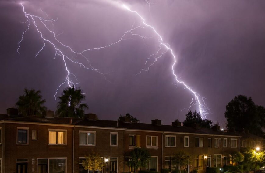 KNMI slaat alarm voor drie provincies: zware windstoten en veel regen
