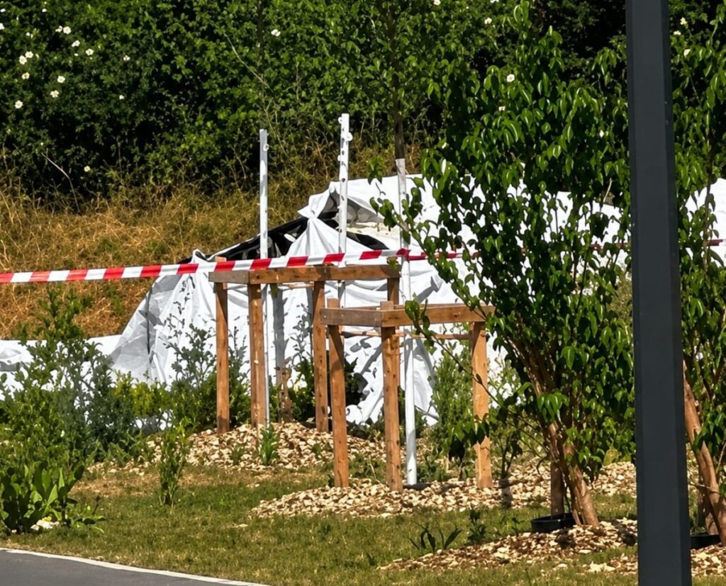 Onderzoekers verzamelen bewijsmateriaal rondom de crashsite