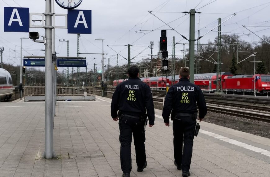 Moeder (26) duwt kinderwagen op tijd weg, zelf dodelijk getroffen door trein