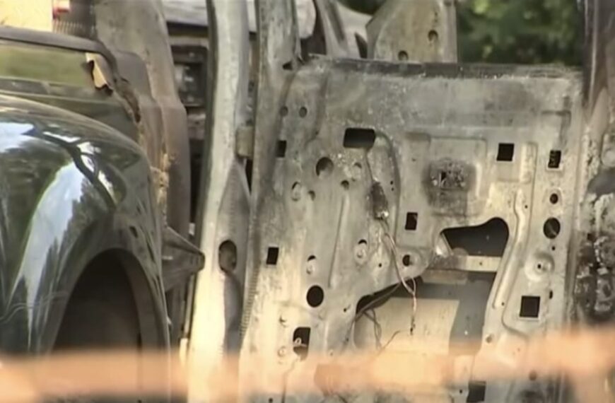 Auto vliegt plotseling in brand met drie kinderen erin: baby overleden