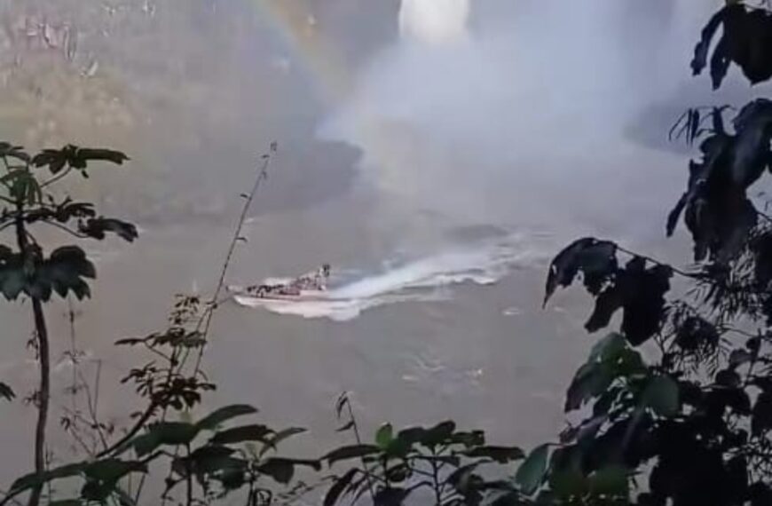 Safariboot slaat om bij beroemde watervallen: Nederlandse toerist (26) overleden