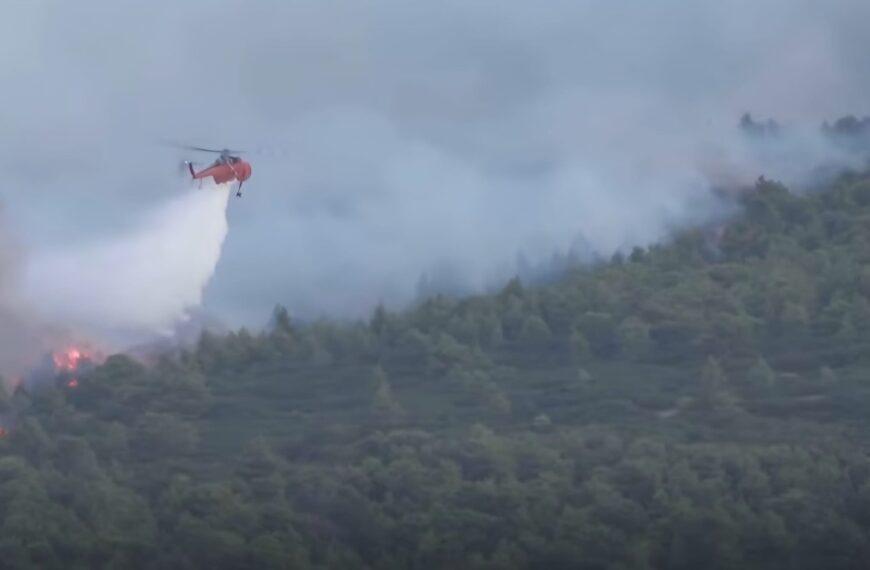 Heftig ongeluk tijdens natuurbrand: twee blushelikopters botsen in de lucht