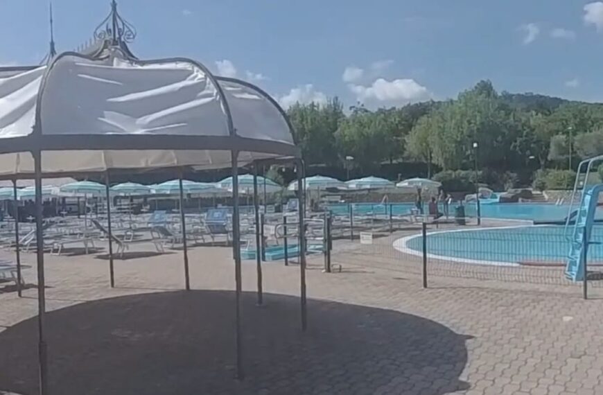 Grote paniek op vakantiepark: jongetje (4) bewusteloos uit zwembad gehaald