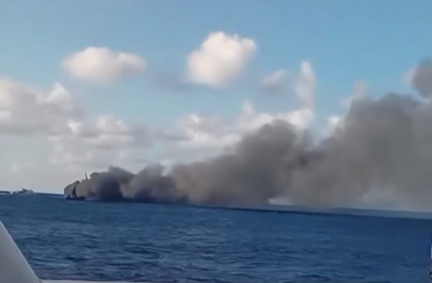 Veerboot vol passagiers vliegt in brand: enorme reddingsactie op zee