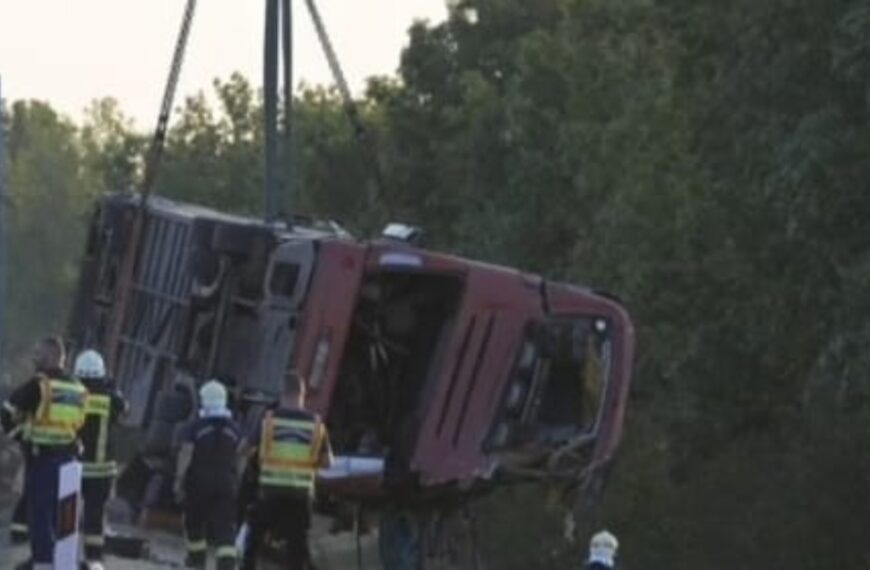 Afschuwelijke crash met toeristenbus: twaalf doden en tientallen gewonden
