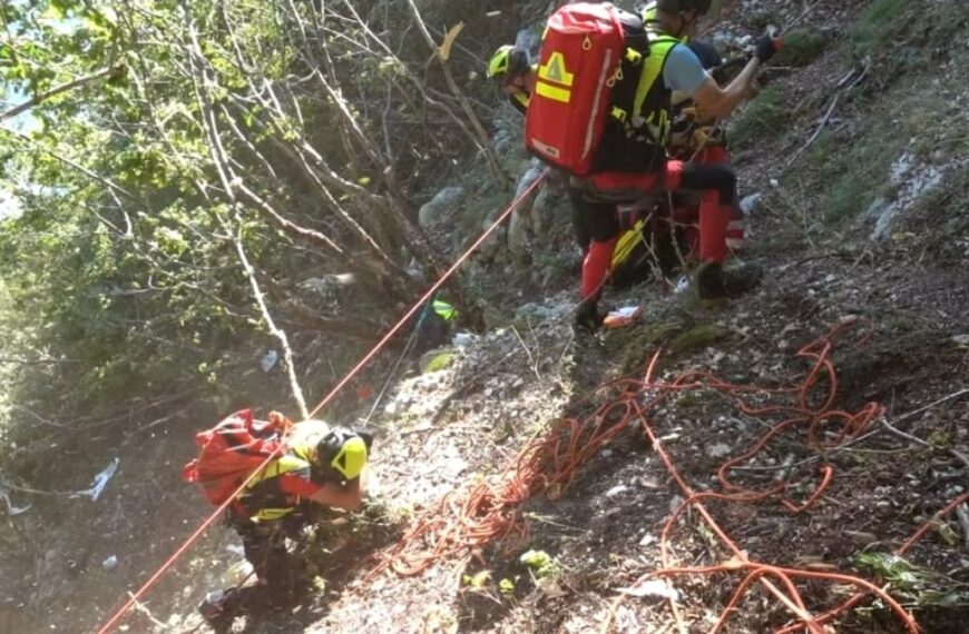 Afschuwelijk drama in de bergen: Nederlander (59) stort met auto in afgrond