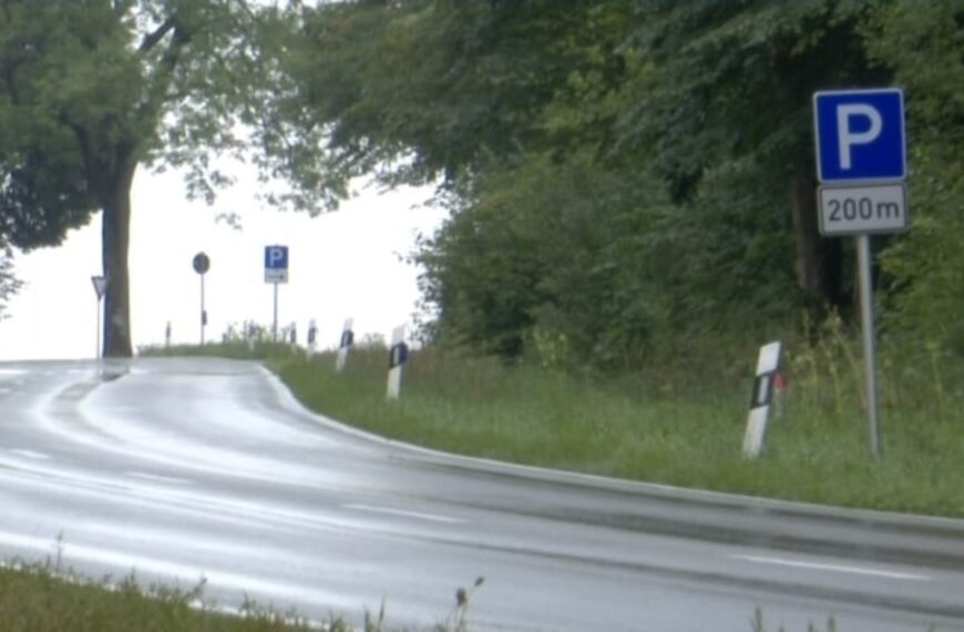 Auto slaat over de kop en knalt tegen boom: meisje (17) overleden
