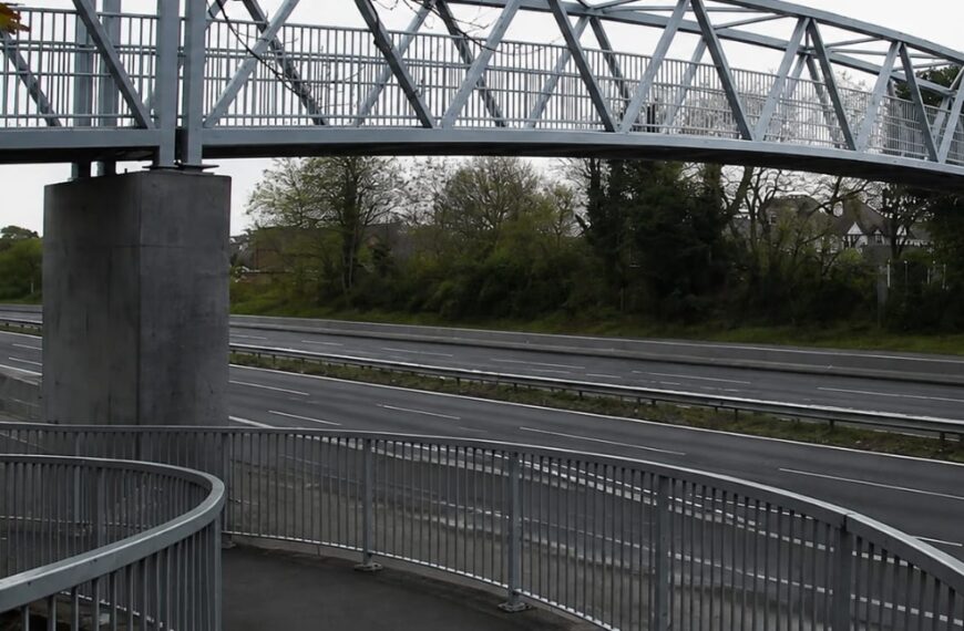 Drama op snelweg: tienermeisje wordt door meerdere auto&rsquo;s aangereden