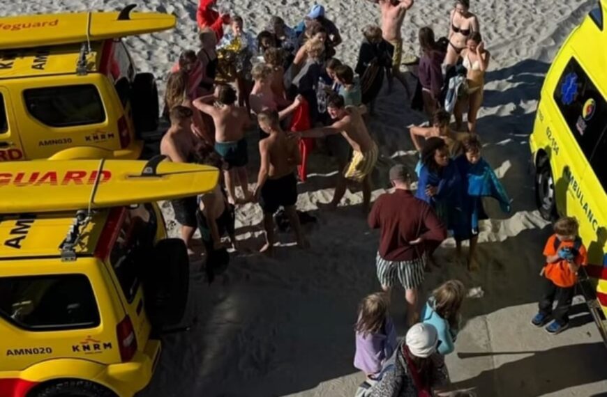 Grote paniek op Ameland: zestien kinderen meegesleurd door sterke stroming
