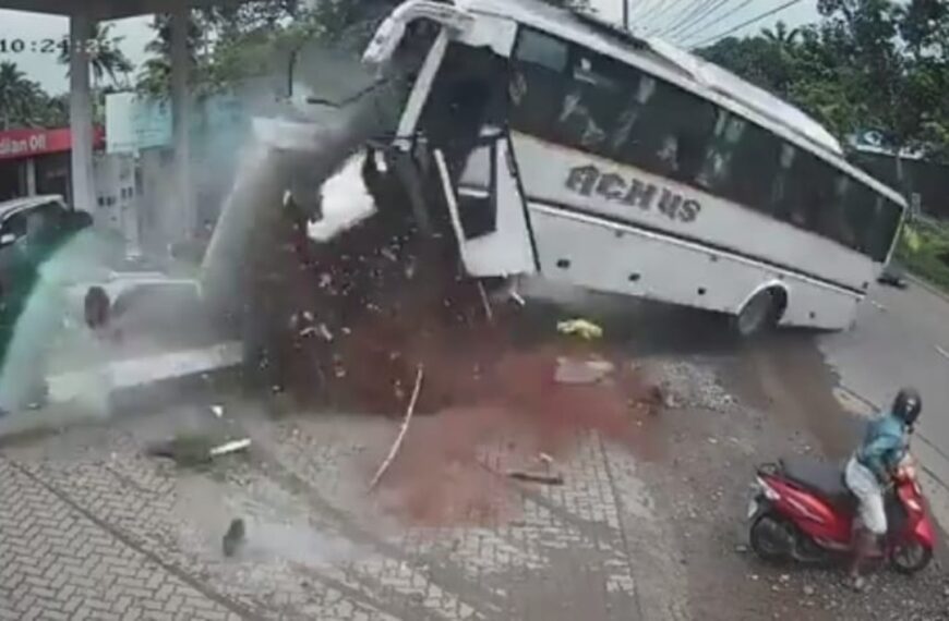 Bus kantelt vlak naast benzinestation: meer dan twintig gewonden