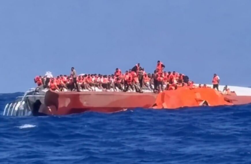 Grote reddingsactie op zee: veerboot met 270 mensen aan boord gekapseisd