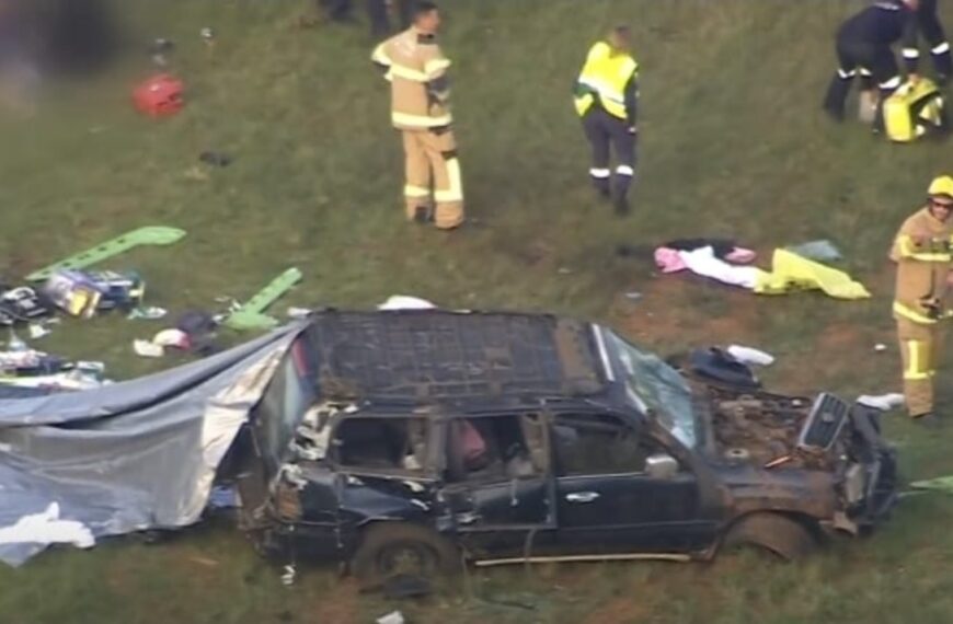 Auto met 7 kinderen crasht en slaat over de kop: 2 kinderen&hellip;