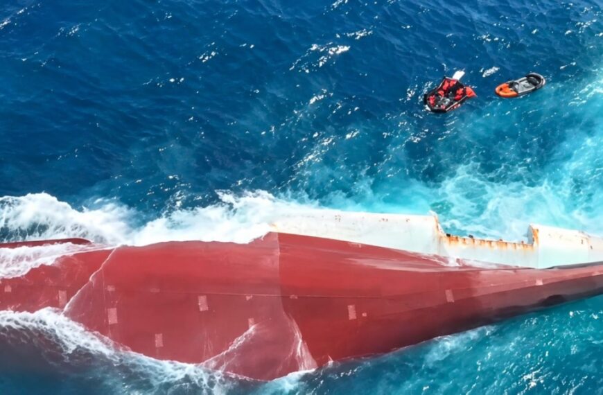 Enorme ramp op zee: veerboot kapseist met ruim 240 mensen aan boord