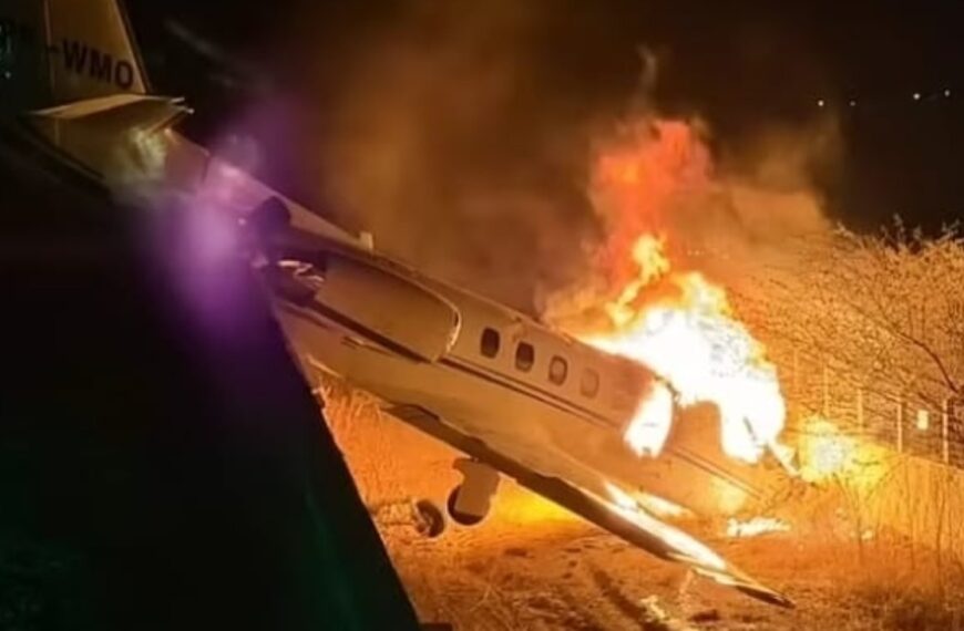 Vliegtuig met zanger aan boord raakt van landingsbaan en vliegt in brand