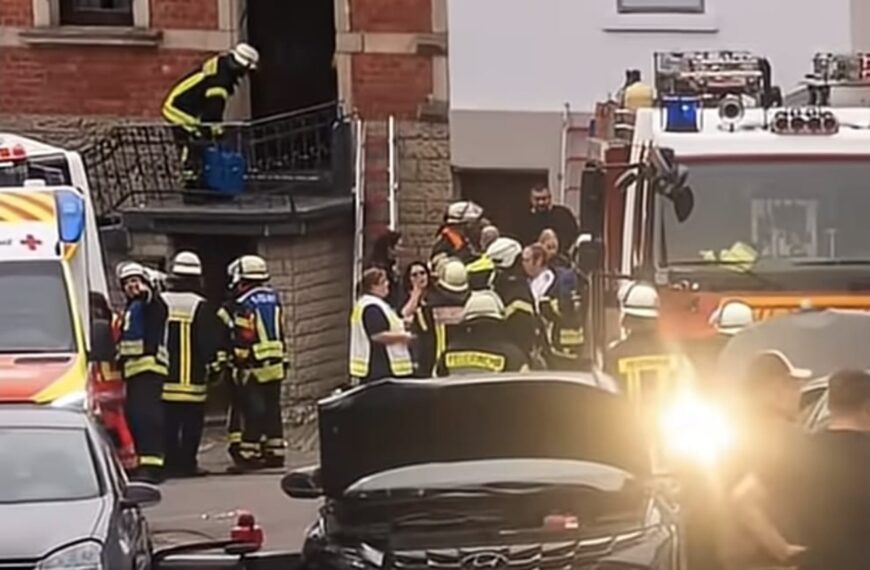 Schoolbus met 16 kinderen aan boord begint plotseling te rollen en ramt&hellip;