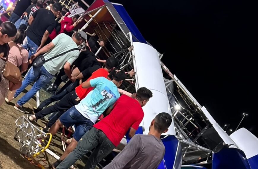 Grote paniek op kermis: attractie met vliegende stoelen stort volledig in