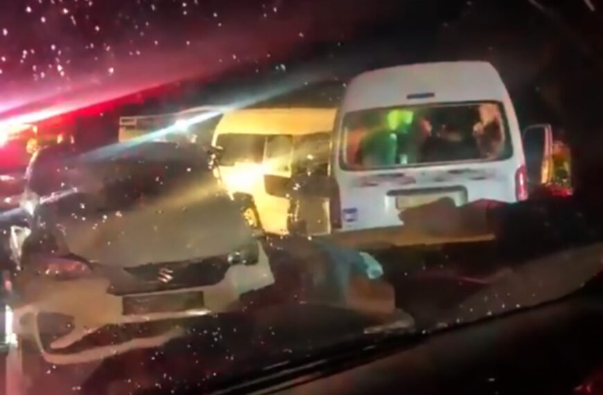 Twee minibusjes botsen frontaal op elkaar: zeker 21 mensen overleden
