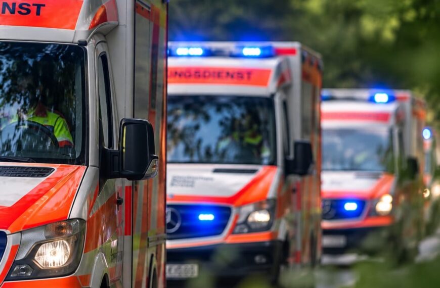 Heftig incident met schoolbus: 16 basisschoolkinderen met ambulance afgevoerd
