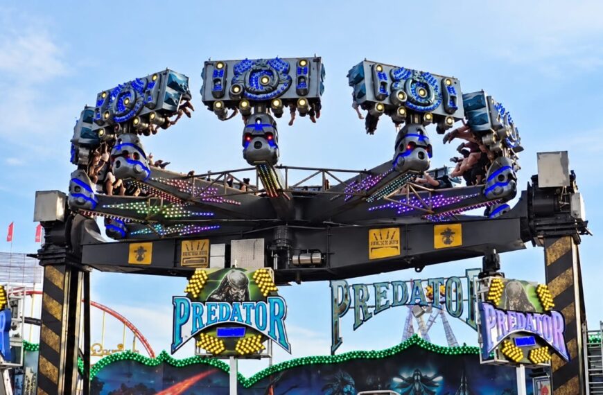 Grote schrik op Oktoberfest: attractie valt stil met bezoekers ondersteboven