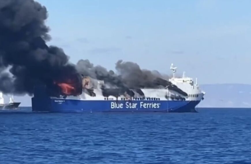 Brand breekt uit op veerboot: grote reddingsactie op zee