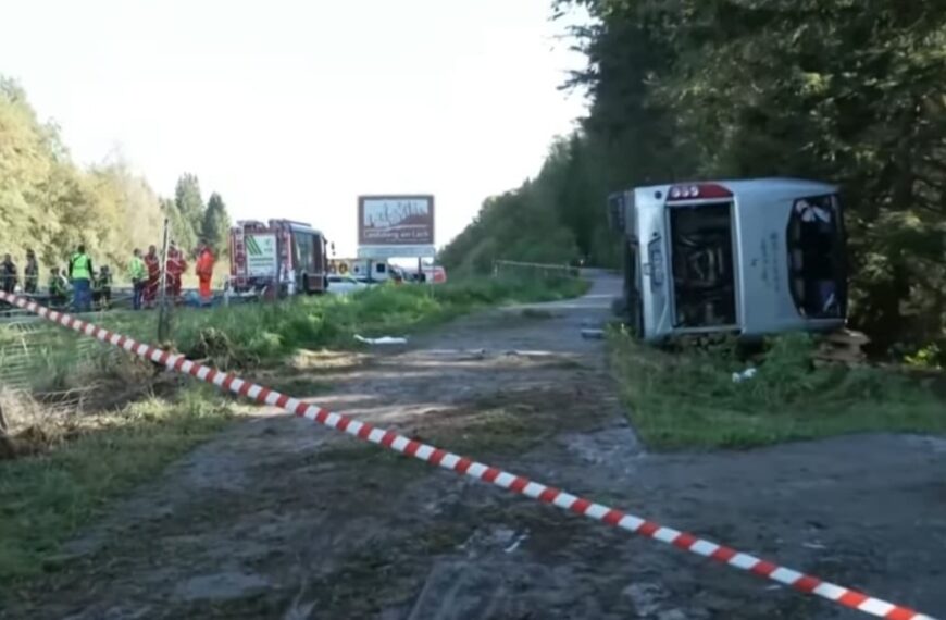 Touringcar met 50 toeristen slaat over de kop: twee doden en veel&hellip;