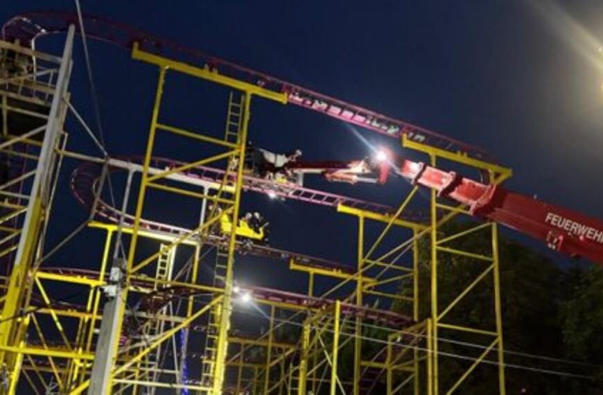 Grote schrik in attractiepark: achtbaankarretjes botsen op 15 meter hoogte