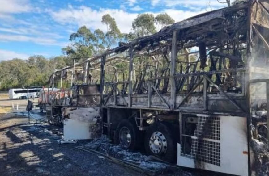 Schoolreisje eindigt in nachtmerrie: bus met 35 leerlingen vliegt in brand