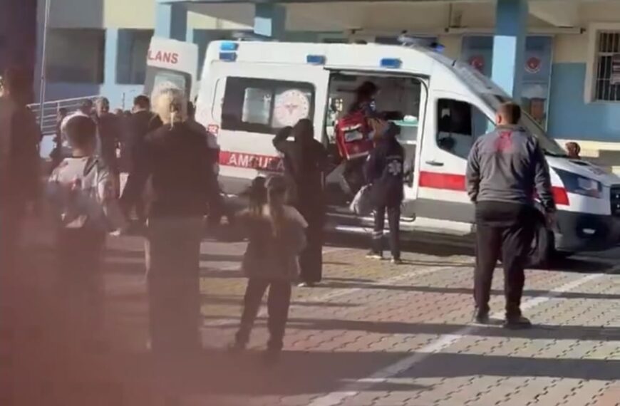 Grote paniek op middelbare school: acht meisjes neergestoken