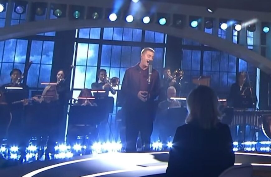 Mart Hoogkamer en orkest blazen kijkers omver: &lsquo;Deze komt even binnen&rsquo;