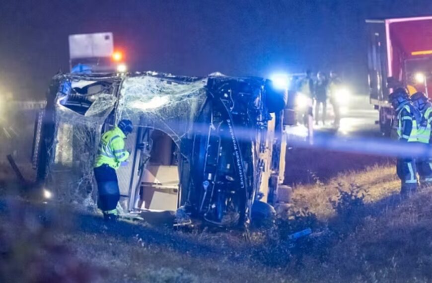 Dubbeldekker met 45 mensen aan boord kantelt: dode en meerdere zwaargewonden